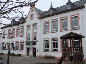 Die "Neue Schule" (heute Meulenwald-Schule) am Steinerbaum (heute Isseler Straße)