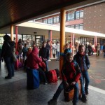 Auf gepackten Koffern: Beim Abschiednehmen auf dem Schulhof